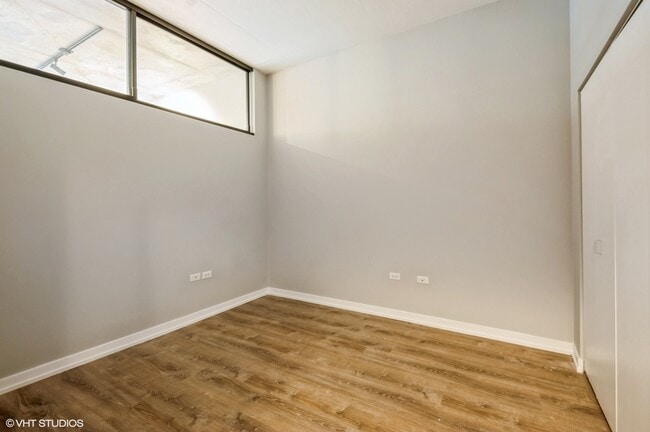 Building Photo - 235 W Van Buren St