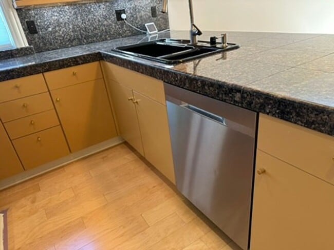 Building Photo - Epic REA- Serene 2 BR/1 BA Flat w/Private Deck & Yard in Lone Mountain