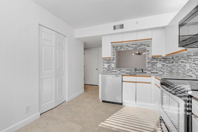 Building Photo - 15364 Lakes of Delray Blvd