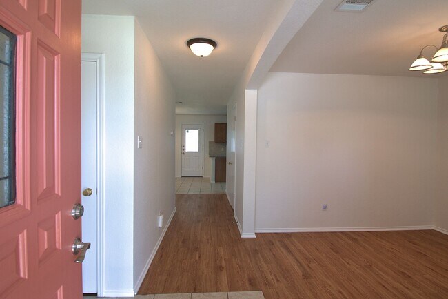 Building Photo - Well Maintained 4 Bed House in Kyle