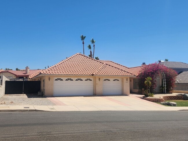 Building Photo - Laughlin Estates Custom Built Pool Home
