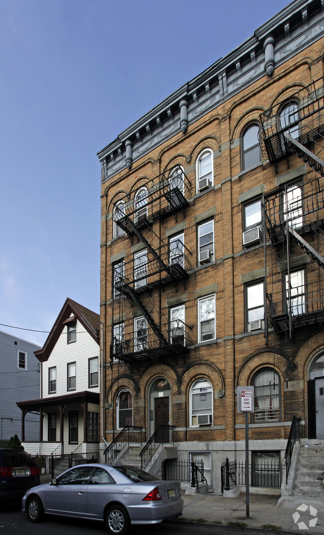 exterior - Chestnut Apartments