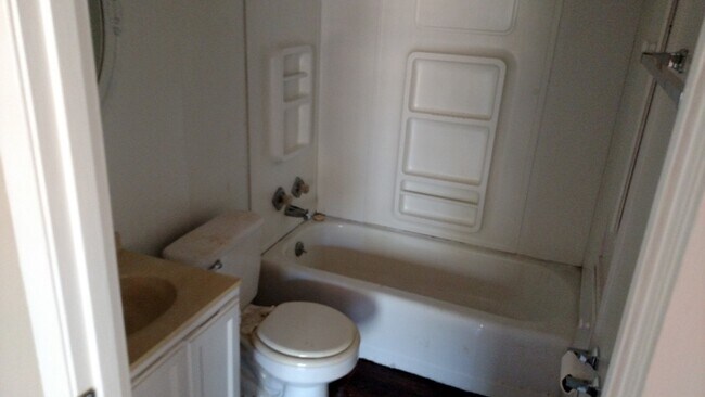 Building Photo - 313 Hickory St