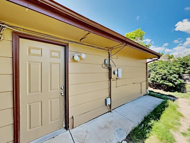 Building Photo - 8915 W 92nd Ave
