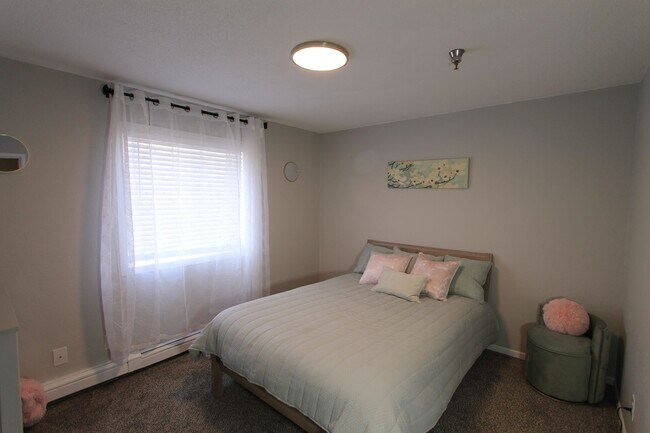 Building Photo - Spacious first floor one bedroom with mode...