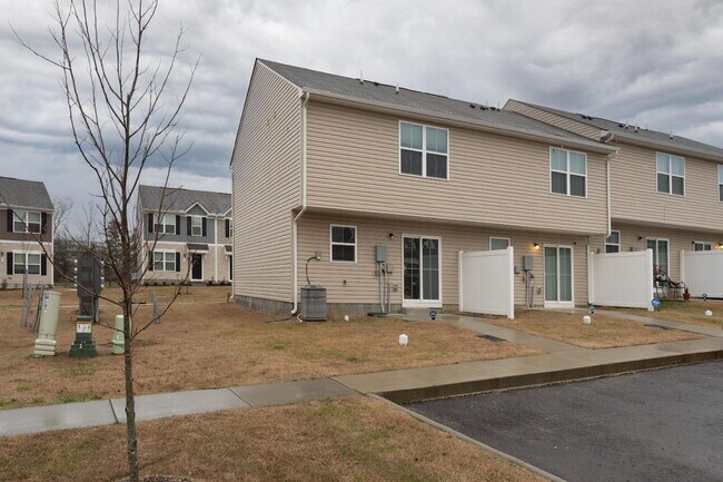 Building Photo - 3 bedroom, 2.5 bathroom townhouse.