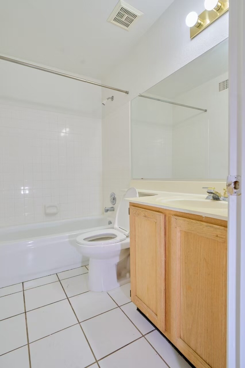 Building Photo - 1317 N Palmsprings Dr