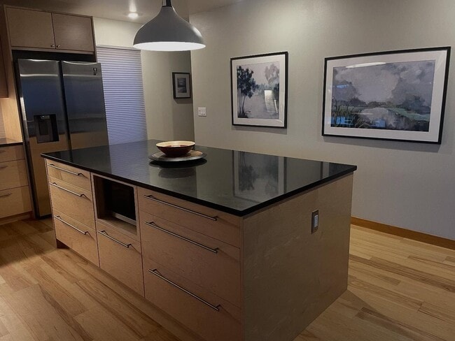 Building Photo - Stunning Holmes Harbor Home and Pet Friendly!