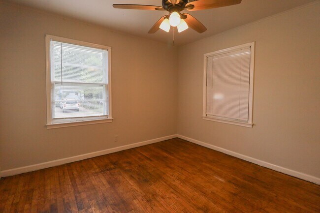 Building Photo - 3 BED 1 BATH! Schedule a tour today!