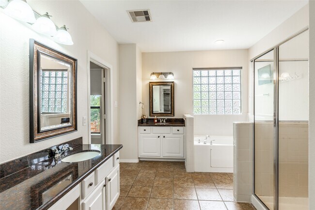 Building Photo - 2923 Royal Oaks Crest