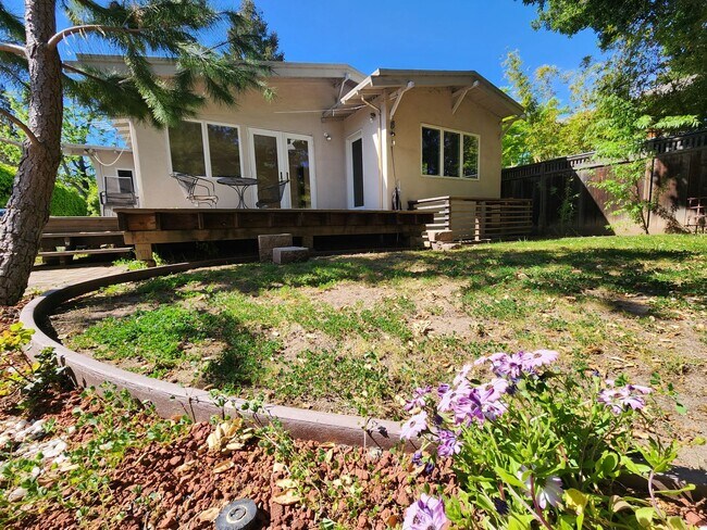 Building Photo - Charming Single Family Home in Downtown Palo Alto Available Now!