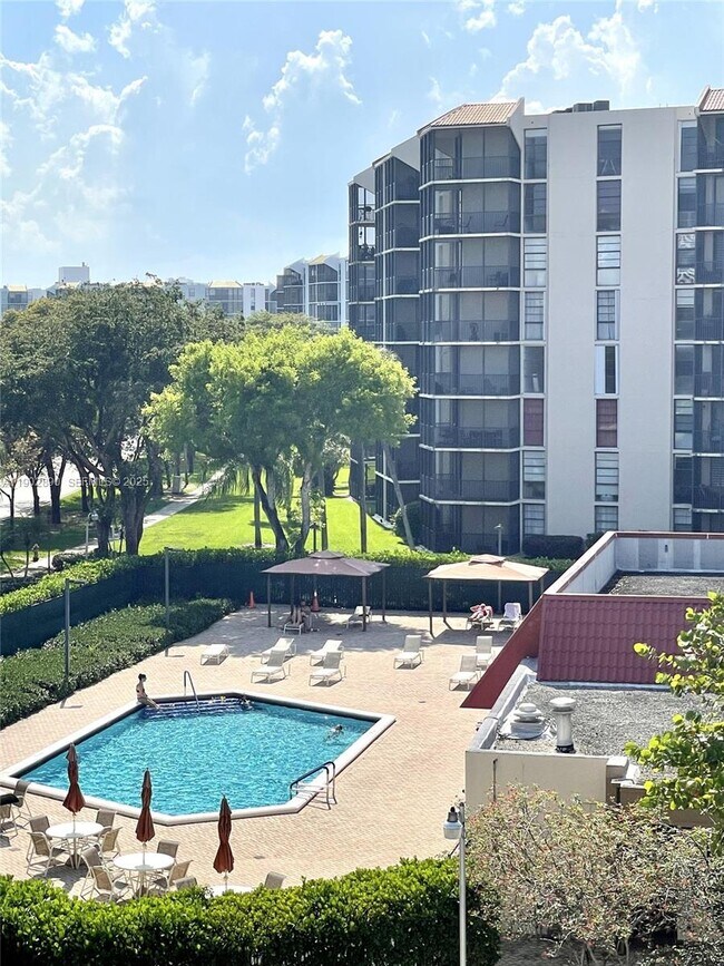 Building Photo - 3301 N Country Club Dr