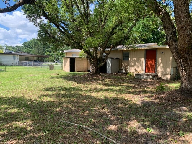 Building Photo - House with big yard close to airport