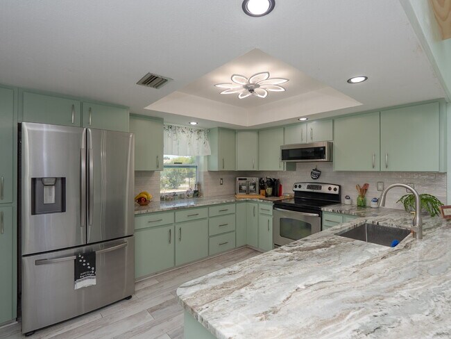 Building Photo - "Spacious 3-Bed Sanctuary with 3.5 Baths in Charming Port Charlotte!"