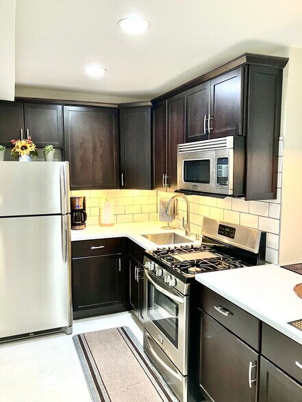 Building Photo - 515 W Wrightwood Ave