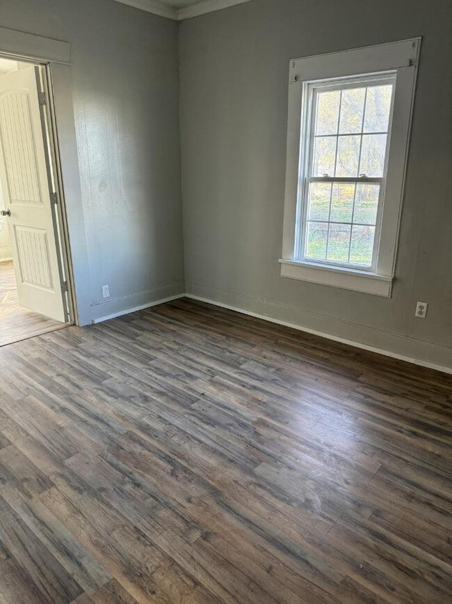 Building Photo - 835 E Walnut St