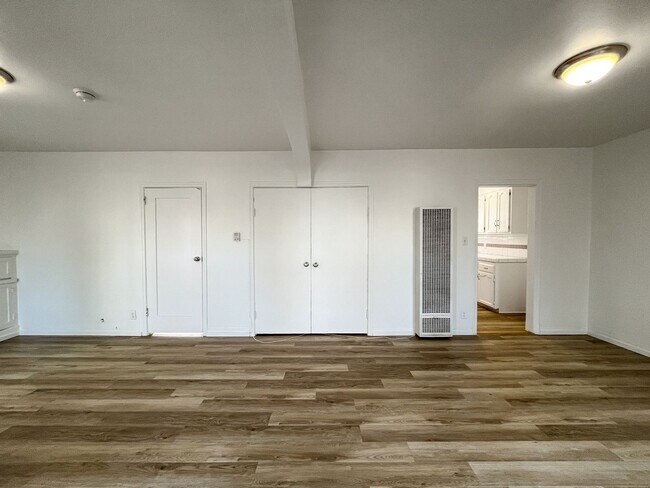 Building Photo - 1 Bedroom in LA - $1,750.00