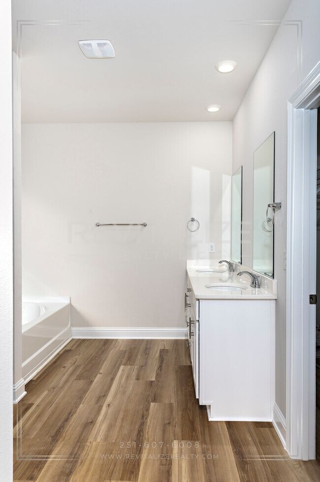 Building Photo - Brand-New 5BR Fairhope Home on Corner Lot with Garage