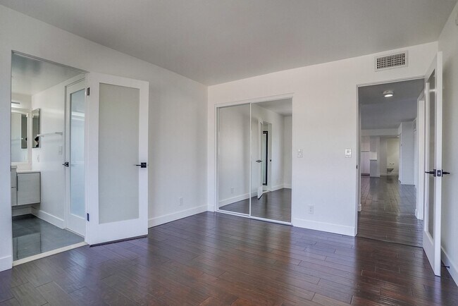 Building Photo - 435 N Oakhurst Dr