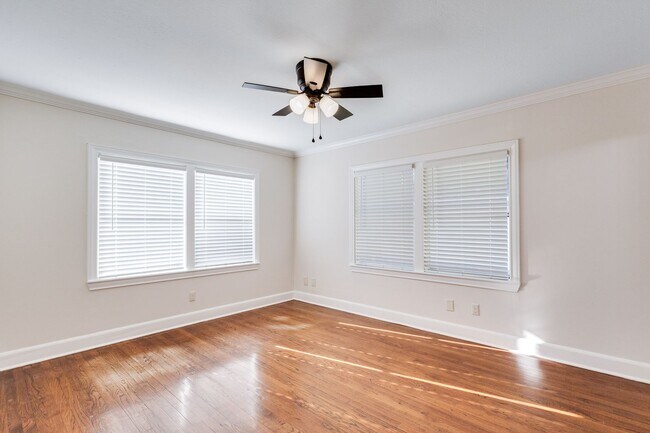 Building Photo - Charming 4 bedroom with Huge Outdoor Works...
