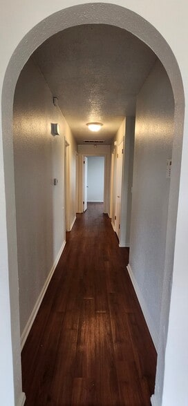 Building Photo - 3517 N Glenoaks Dr