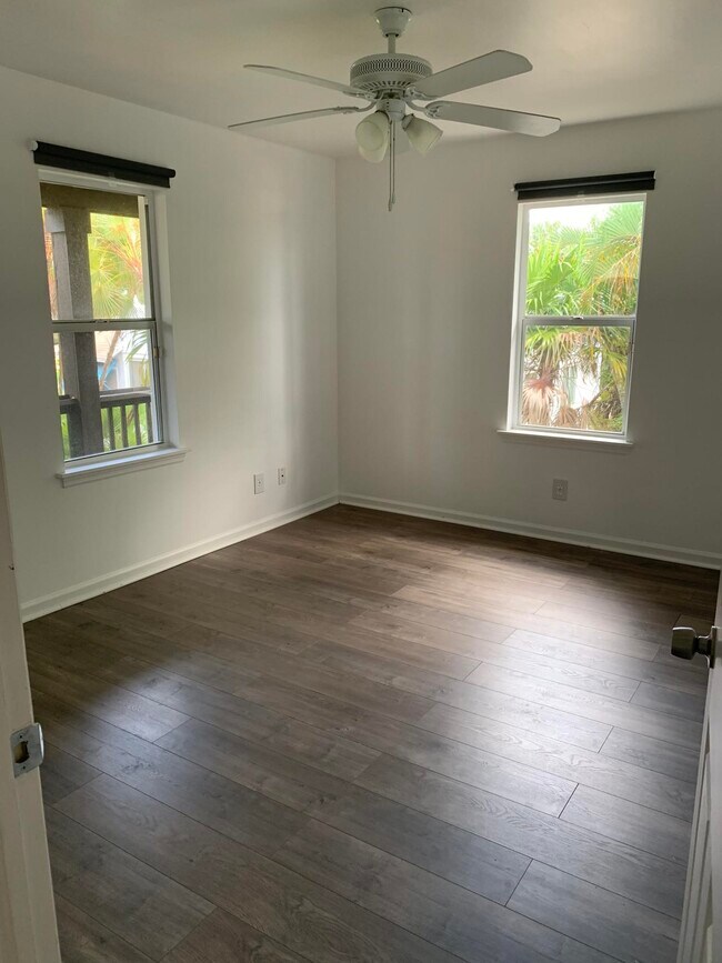 Building Photo - 121 S Oak St