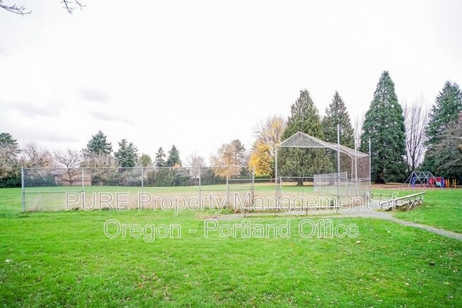 Building Photo - 14142 NE Sandy Blvd