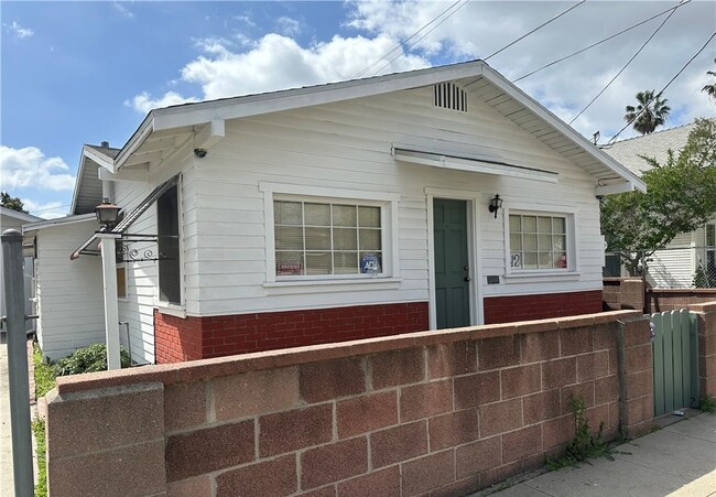 Building Photo - 612 W Santa Ana St