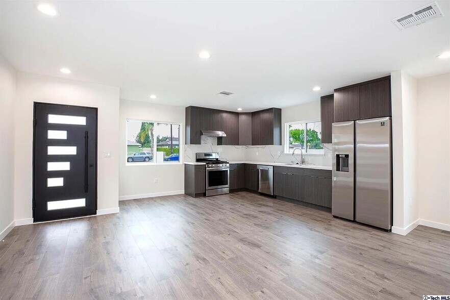 Building Photo - 10422 Woodley Ave