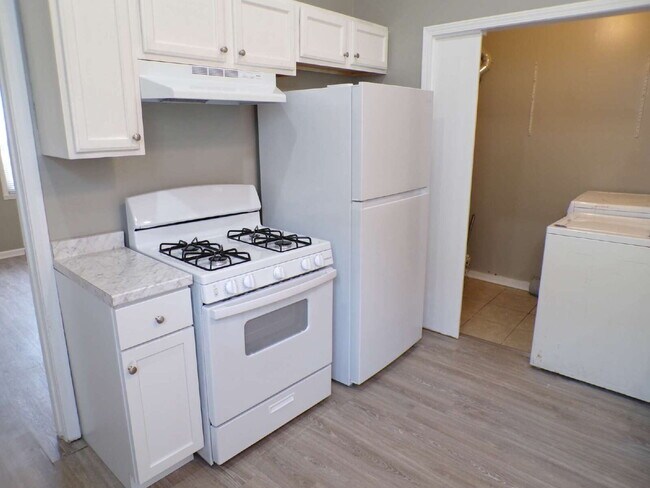 Building Photo - 2 bedroom, 1 bathroom house in Russell neighborhood