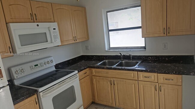Building Photo - 5300 NW 18th Ct
