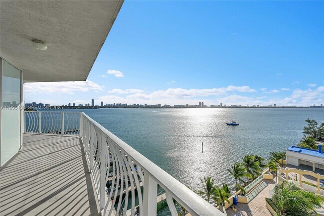 Building Photo - 7601 E Treasure Dr