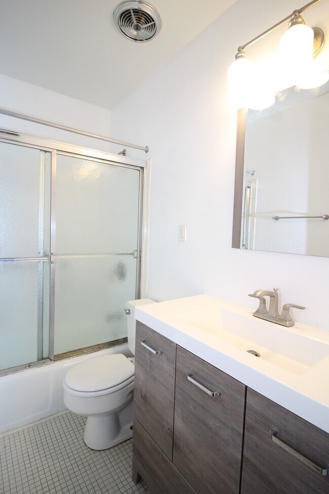 Building Photo - 2026/2027 Loyola off-campus 2bd/1.5ba Condo Near Loyola & NDM! Available 6/9/2026