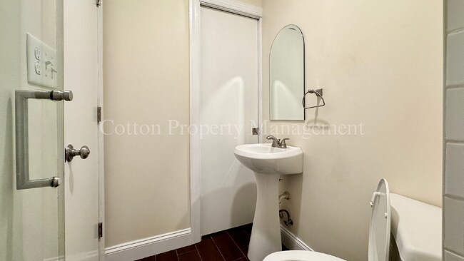 Building Photo - 366 Lullwater Dr