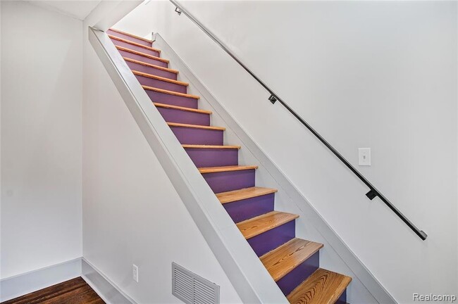 Building Photo - 565 W Saratoga St