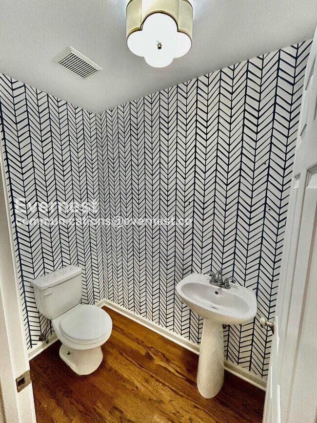 Building Photo - 210 Pinetree Cir