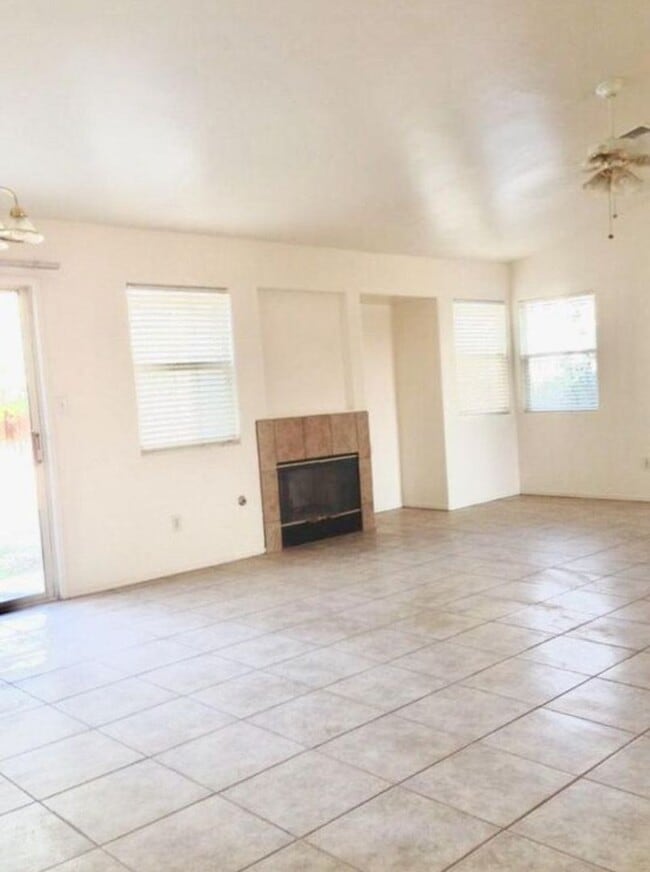 Building Photo - Northwest Bakersfield Rental – Available Now