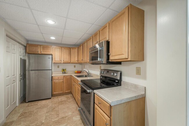 Building Photo - 8 Hemlock Ln