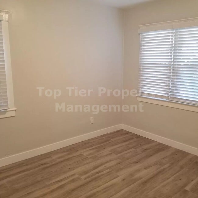 Building Photo - ***Remodeled, Charming 2 bed / 2 bath Bung...