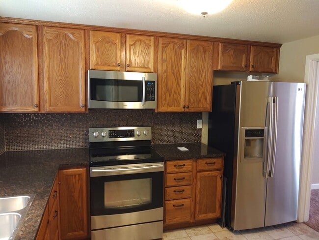 Building Photo - ALL PROSPECTIVE TENANTS MUST SUBMIT A $58 NON-REFUNDABLE APPLICATION FEE PER APPLICANT ONLINE AND...