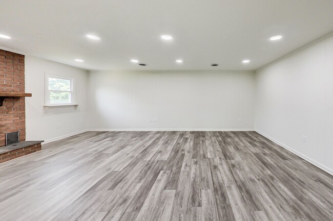 Building Photo - 5 Bed / 3 Bath / deep lot/ 2 driveways and...