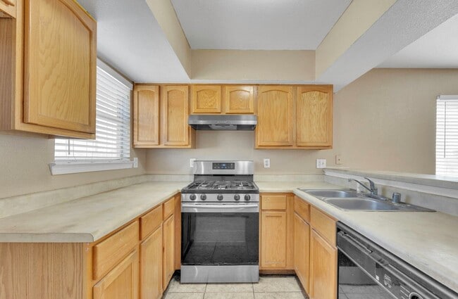 Building Photo - 10493 Kirkland St