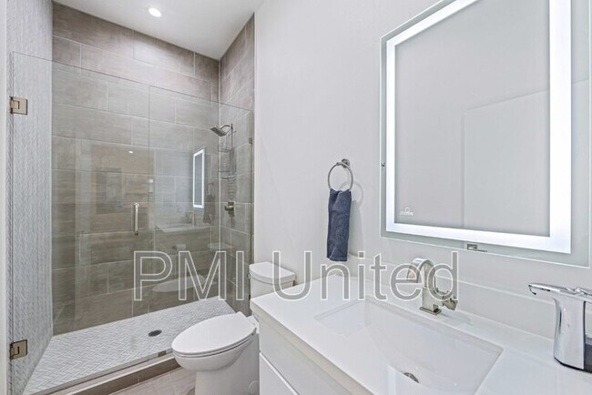 Building Photo - 425 W 9th St