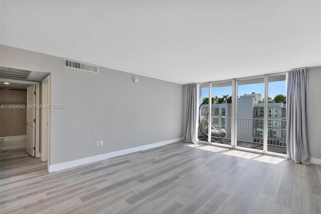 Building Photo - 10350 W Bay Harbor Dr