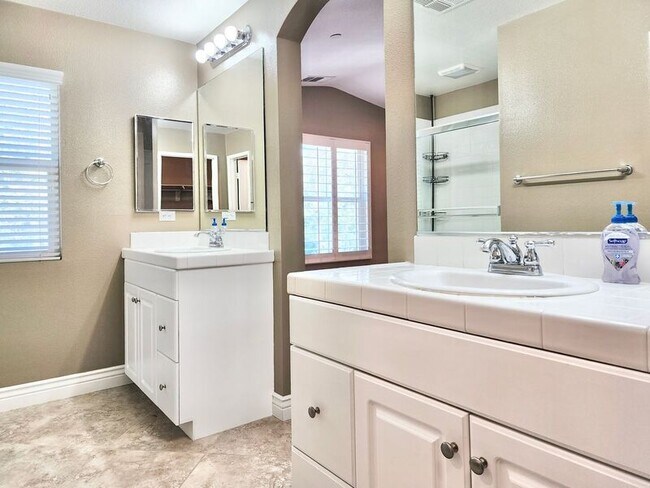 Building Photo - 112 Hedge Bloom