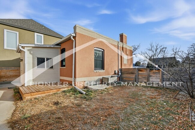 Building Photo - Charming Home with Washer/Dryer and Fenced Yard
