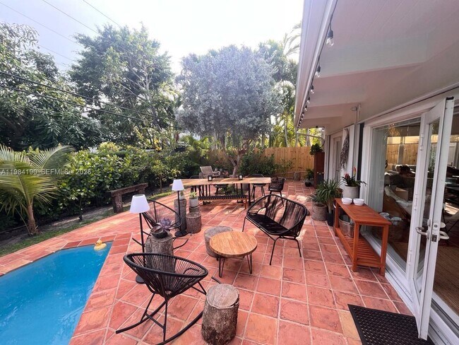 Building Photo - 240 Greenwood Dr