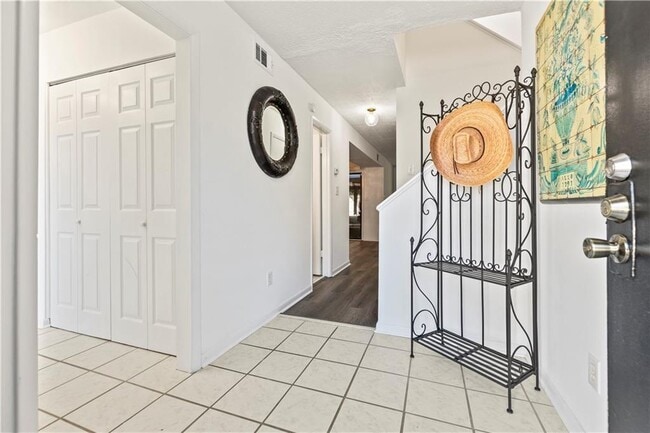 Building Photo - 2685 Meadowlawn Dr