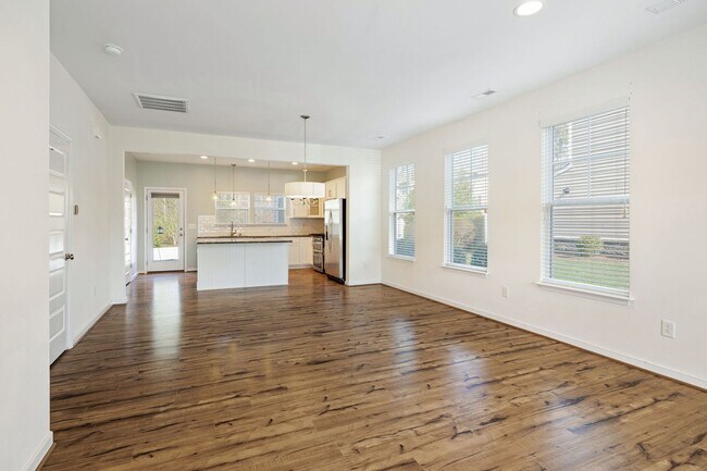 Building Photo - 3 Bedroom Corner Townhome!!! Available Early-Mid April****