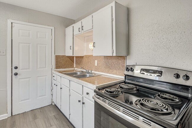 Building Photo - 4720 Carmen St